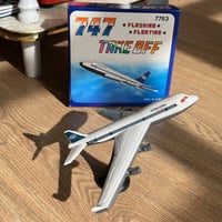 مجسم الطائرة ، بقاعدة متحركة