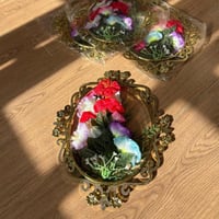 لوحة من باقة الورد الصناعي بإيطار بلاستيك