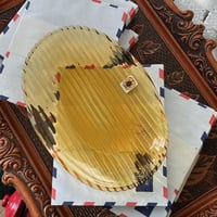 طبق زجاجي فنتج ونادر ذهبي مموج من ماركة SOGA GLASS...