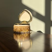 علبة سيراميك فنتج على شكل قلب