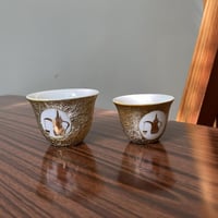 فنجال ياباني اصدار قديم - يحمل شعار الدلة