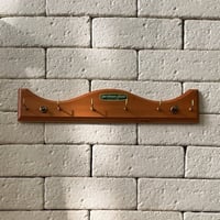 علاق عتيق من خشب الصنوبر