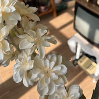 غصن من الورد الصناعي