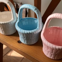 تحفة خزف فنتج ( حجم صغير ) على شكل سلة