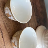 فنجال ياباني اصدار قديم - يحمل شعار الدلة