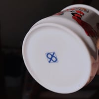 ‎كوب فنتج من السيراميك يحمل تصميمًا لشخصيات من مسل...