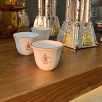 فنجال عتيق | يحمل شعار الدلة