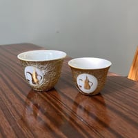 فنجال ياباني اصدار قديم - يحمل شعار الدلة