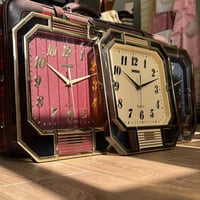 ساعة حائط اصدار قديم مخزّن