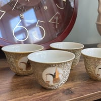 فنجال ياباني اصدار قديم - يحمل شعار الدلة