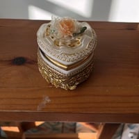 علبة سيراميك فنتج على شكل قلب