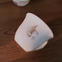 فنجال عتيق | يحمل شعار الدلة