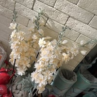 غصن من الورد الصناعي