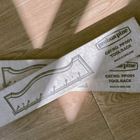 علاق عتيق من خشب الصنوبر