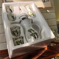 طقم من ( دلة و 12 فنجال ) فنتج صناعة تايوان