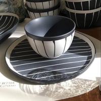 صحون وبوادي من الخزف