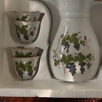 طقم من ( دلة و 12 فنجال ) فنتج صناعة تايوان