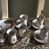 نص درزن بيالات مع صحونهم