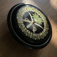 صحن مقسّم بقاعدة اصدار قديم و نادر