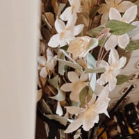 غصن ورد صناعي