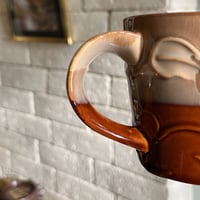 كوب خزف صيني بنقوش بارزة