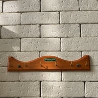 علاق عتيق من خشب الصنوبر