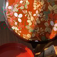 طبق تقديم خشبي ‎عتيق مطلي بالورنيش الأحمر والأسود...