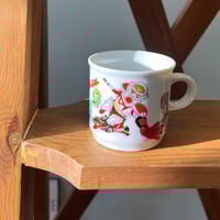 ‎كوب فنتج من السيراميك يحمل تصميمًا لشخصيات من مسل...