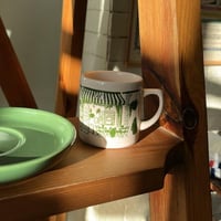 كوب قهوة من البورسلين بتصميم المقهى من ‎بيلا ميزون...