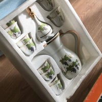 طقم من ( دلة و 12 فنجال ) فنتج صناعة تايوان