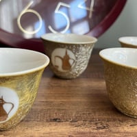 فنجال ياباني اصدار قديم - يحمل شعار الدلة