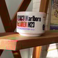 كوب فنتج يحمل صورة لسيارة السباق ماكلارين إم 23 (M...