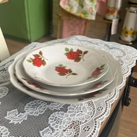 صحون فنتج من "Tokyo" مزين بالورد الأحمر