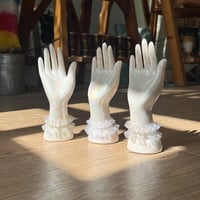 تحفة خزف فنتج مزيّنه بقماش