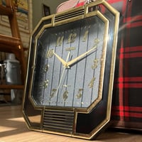 ساعة حائط اصدار قديم مخزّن