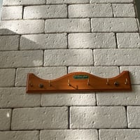 علاق عتيق من خشب الصنوبر