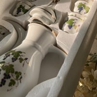 طقم من ( دلة و 12 فنجال ) فنتج صناعة تايوان