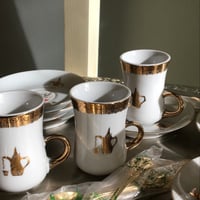 نص درزن بيالات مع صحونهم