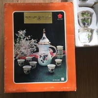 طقم من ( دلة و 12 فنجال ) فنتج صناعة تايوان