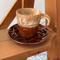 كوب خزف صيني بنقوش بارزة