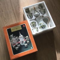 طقم من ( دلة و 12 فنجال ) فنتج صناعة تايوان