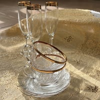 كوب زجاجي فنتج بإيطار ذهبي