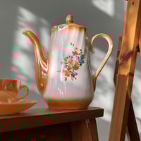 ابريق فنتج بأطراف بريق الخوخ