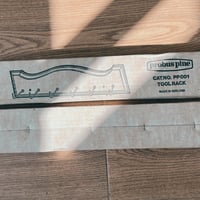 علاق عتيق من خشب الصنوبر