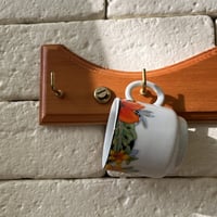 علاق عتيق من خشب الصنوبر