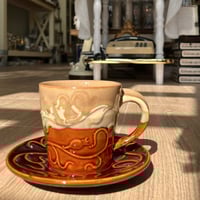 كوب خزف صيني بنقوش بارزة