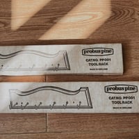 علاق عتيق من خشب الصنوبر