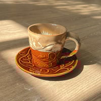 كوب خزف صيني بنقوش بارزة