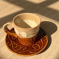 كوب خزف صيني بنقوش بارزة