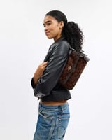 حقيبة كتف إيتا صغيرة / براند كوتش